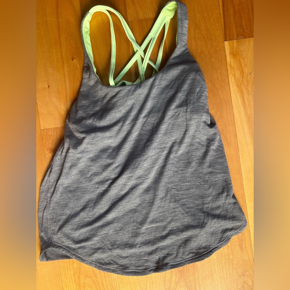 Lululemon size 6 EUC tank🍋